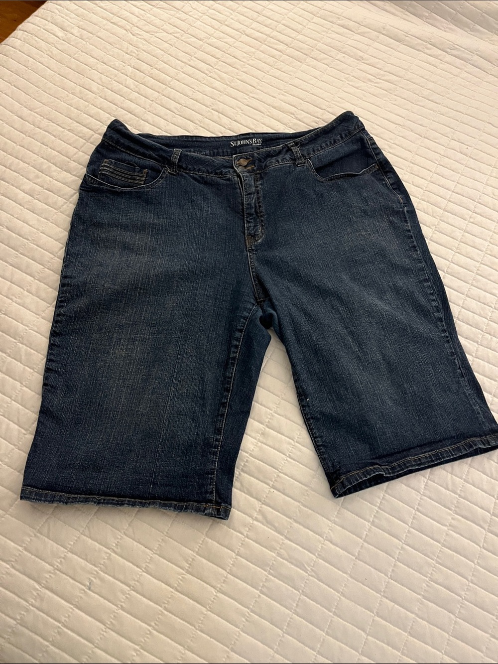 🦀Dark Wash Denim Bermuda Shorts w/Double Button Fly & Pocket Detail